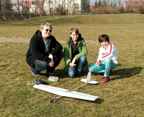Flieger Modellbau Workshops: Kinder und Jugendliche mit einem fertigen Modellflieger